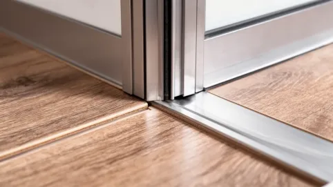 Wykończenie paneli przy futrynie metalowej