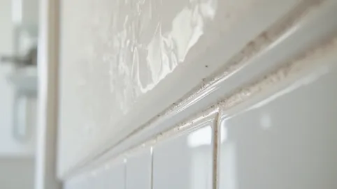 Wykończenie płytek przy ścianie