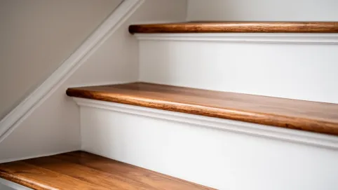 Wykończenie schodów listwami