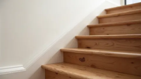 Wykończenie schodów przy ścianie