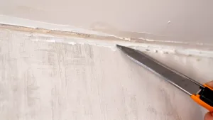 wykończenie tapety przy suficie